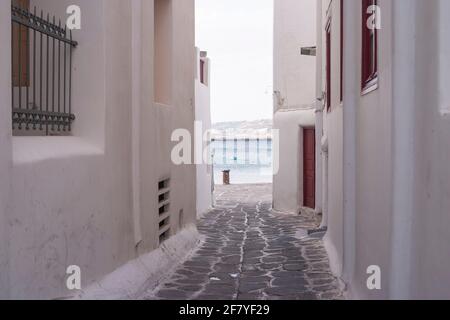 Mykonos, Grecia - 05 aprile 2012: Strade acciottolate vuote, senza persone, edifici bianchi e imbiancati in primavera, nella città di Mykonos, Cicladi Foto Stock