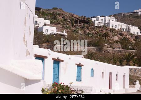 Mykonos, Grecia - 05 aprile 2012: Case bianche vuote, senza gente, in primavera, sull'isola di Mykonos, isole Cicladi nel Mar Egeo Foto Stock