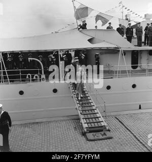 Partenza dopo una visita da HKH Princess Beatrix (1938, davanti a Valepreke) e ZKH Prins Bernhard (1911-2004, dietro la sede centrale del CMM (Commandement Maritime Resources) Vlissingen HR.MS Jacob van Heemskerck (A 879) in occasione del lancio dello stand sottomarino Limburg (D 814) al Koninklijke Maatschappij De Schelde nel settembre 1955. Foto Stock