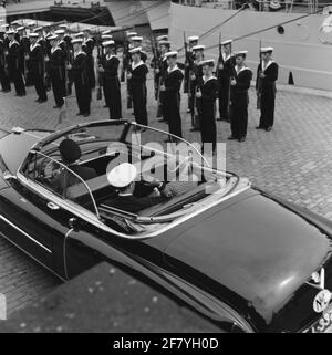 Partenza dopo una visita da HKH Princess Beatrix (1938, a destra in auto) e ZKH Prins Bernhard (1911-2004, posteriore sinistro in auto) presso la sede di CMM (Commandement Maritime Resources) Vlissingen HR.MS Jacob van Heemskerck (A 879, posteriore destro) in occasione del lancio del cacciatore di imbarcazioni sottomesse Limburg (D 814) al Koninklijke Maatschappij De Schelde nel settembre 1955. Foto Stock