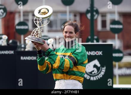 Jockey Rachael Blackmore riceve il trofeo Randox Grand National Handicap Chase dopo aver vinto il Minella Times durante il Grand National Day del Randox Health Grand National Festival 2021 all'Aintree Racecourse di Liverpool. Data immagine: Sabato 10 aprile 2021. Foto Stock