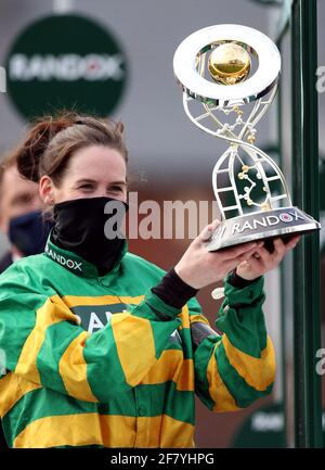 Jockey Rachael Blackmore riceve il trofeo Randox Grand National Handicap Chase dopo aver vinto il Minella Times durante il Grand National Day del Randox Health Grand National Festival 2021 all'Aintree Racecourse di Liverpool. Data immagine: Sabato 10 aprile 2021. Foto Stock