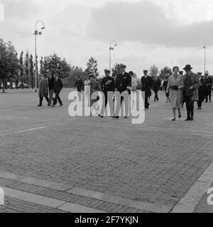 Sulla zona di esercizio di ​​the Van Ghentkazerne (VGKAZ) al ROTAM, Kapitein der Mariniers (Kaptmarns) prende J.P. Laro la direttiva della Cappella Marina della Royal Netherlands Marine (Markap) su Van Kaptmarns H.C. Van Lijnschooten. Dopo il trasferimento di funzione, gli ospiti possono raggiungere a piedi l'edificio principale delle caserme. Foto Stock