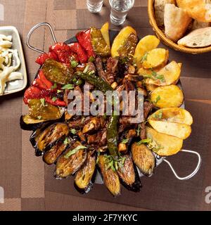 Piatto SAC con melanzane, patate, pomodoro. SAC Tava, SAC Kavurma Foto Stock