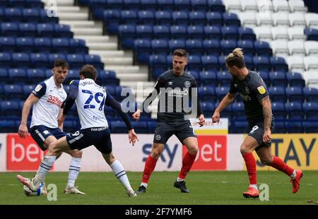 Preston, Regno Unito. Deepdale Stadium, Preston, Lancashire, Regno Unito. 10 Apr 2021. Campionato di calcio della Lega inglese di calcio, Preston North End contro Brentford; Sergi Canos di Brentford passa per Emiliano Marcondes di Brentford per segnare il quinto gol del loro fianco nel primo minuto di tempo aggiunto Credit: Action Plus Sports/Alamy Live News Credit: Action Plus Sports Images/Alamy Live News Foto Stock