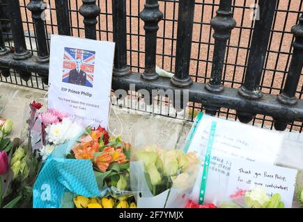 Londra, Regno Unito, 10 aprile 2021. La gente si accaparono per posare i fiori fuori delle porte del palazzo di Buckingham per pagare i loro rispetti e ricordare il principe Filippo di S.A.R. che è morto il venerdì di 99 anni. Monica Wells/Alamy Live News Foto Stock