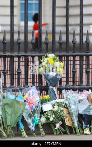 Londra, Regno Unito 10 aprile 2021. Fiori deposti fuori Buckingham Palace in omaggio a HRH Principe Filippo, che morì il Venerdì all'età di 99 anni, a soli 2 mesi di distanza dal suo centesimo compleanno. Monica Wells/Alamy Live News Foto Stock