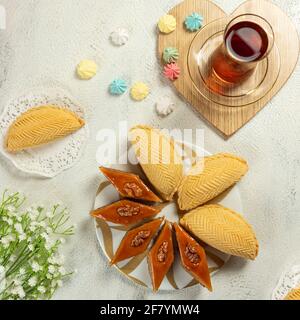 Shecurbura, cibo nazionale azerbaigiano con baklava primo piano Foto Stock