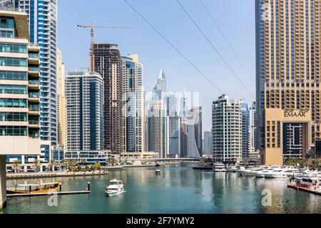 Dubai, Emirati Arabi Uniti, 22.02.2021. Skyline di Dubai Marina con moderni grattacieli, Marina Canal e XLine Dubai Marina Zipline sopra, vista da al Gharbi Street. Foto Stock