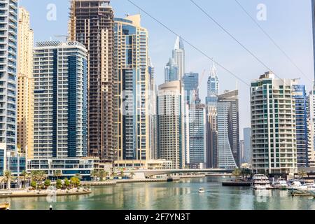 Dubai, Emirati Arabi Uniti, 22.02.2021. Skyline di Dubai Marina con moderni grattacieli, Marina Canal e XLine Dubai Marina Zipline sopra, vista da al Gharbi Street. Foto Stock