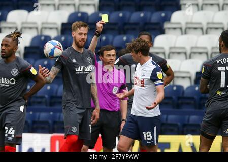 Preston, Regno Unito. 10 Apr 2021. Ryan Ledson di Preston North End (18) riceve una carta gialla dall'arbitro Tony Harrington. EFL Skybet Championship, Preston North End contro Brentford al Deepdale Stadium di Preston sabato 10 aprile 2021. Questa immagine può essere utilizzata solo per scopi editoriali. Solo per uso editoriale, è richiesta una licenza per uso commerciale. Nessun uso in scommesse, giochi o un singolo club/campionato/giocatore publications.pic di Chris Stading/Andrew Orchard sports photography/Alamy Live News Credit: Andrew Orchard sports photography/Alamy Live News Foto Stock