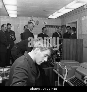 Il Centro Meteorologico dell'Aeronautica militare (Lumetc). La ristrutturazione della parte del Rossinibunker designata per il Lumetc. L'ala orientale di Hilversum era pronta il 15 marzo 1965 e fu immediatamente coinvolta. Il 25 novembre dello stesso anno, l'apertura ufficiale del bunker ristrutturato ha avuto luogo dal Segretario di Stato per la Difesa / KLU J.J.F. Borghouts.in presenza di O.A. Il tenente generale della BDL Wolff, tenente generale B.D. C. GIEBEL, prof.dr.W. Bleeker, HFD.dir KNMI ha messo in funzione tre reti telex e un facsimilet. Foto Stock