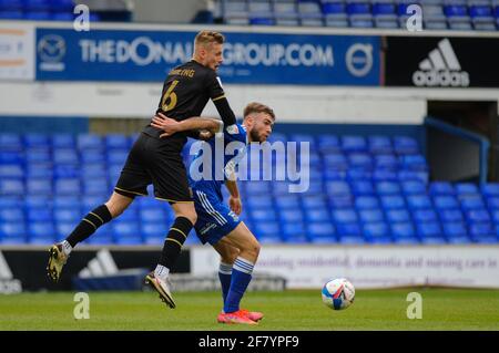 MK Dons Harry Darling e Ipswich Aaronm Drinan durante la partita Sky Bet League 1 tra Ipswich Town e MK Dons a Portman Road, Ipswich sabato 10 aprile 2021. (Credit: Ben Pooley | MI News) Credit: MI News & Sport /Alamy Live News Foto Stock