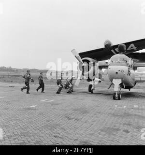 Il servizio di volo e i malati della Piazza Marina Valkenburg (MVKV) tengono un esercizio congiunto di OSR. OSRD è l'acronimo di Investigation and Rescue Service; la Royal Netherlands Air Force (KLU) nota con il nome SAR (Search and Rescue). L'equipaggio di un Grumman S-2A Tracker si precipita in aereo. Foto Stock