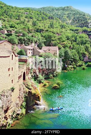 Il fiume Tarn alla cascata villaggio di Saint-Chély-du-Tarn. Foto Stock