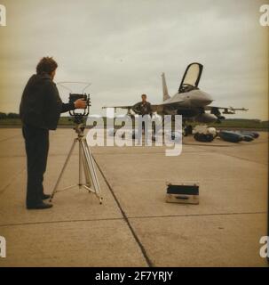 General Dynamic F-16A Fighting Falcon della Royal Air Force sulla piattaforma Soesterberg Air base con un'esposizione di armamenti. Il aquilone pone per il fotografo per l'aereo. Foto Stock