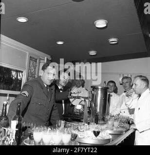 Il Centro Meteorologico dell'Aeronautica militare (LumETC), di Helsdingenkazerne. La ristrutturazione della parte del Rossinibunker designata per il Lumetc. L'ala orientale dell'Hilversum era pronta il 15 marzo 1965 e fu immediatamente coinvolta. Il 25 novembre dello stesso anno, l'apertura ufficiale del bunker ristrutturato ha avuto luogo dal Segretario di Stato per la Difesa / KLU J.J.F. Borghouts.in presenza di O.A. Il tenente generale della BDL Wolff, tenente generale B.D. C. GIEBEL, prof.dr.W. Bleeker, HFD.dir KNMI ha messo in funzione tre reti telex e un facsimilet. Foto Stock