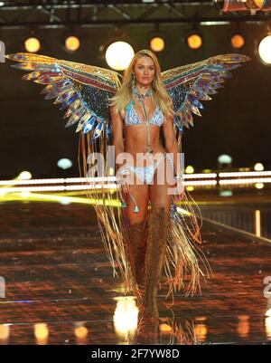 Modello sulla pista durante il Victoria's Secret Fashion Show 2015, tenuto alla Lexington Avenue Armory, martedì 10 novembre 2015 a New York City. Foto di Jennifer Graylock-Graylock.com 917-519-7666 Foto Stock