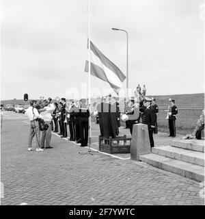 Memoria morte e corone su Havenplein a Den Helder nel maggio 1990. Foto Stock