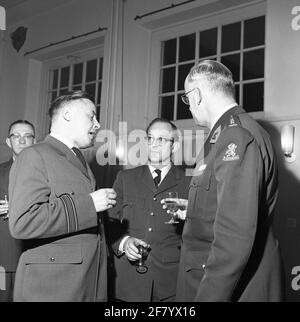 Il Centro Meteorologico dell'Aeronautica militare (Lumetc). La ristrutturazione della parte del Rossinibunker designata per il Lumetc. L'ala orientale di Hilversum era pronta il 15 marzo 1965 e fu immediatamente coinvolta. Il 25 novembre dello stesso anno, l'apertura ufficiale del bunker ristrutturato ha avuto luogo dal Segretario di Stato per la Difesa / KLU J.J.F. Borghouts.in presenza di O.A. Il tenente generale della BDL Wolff, tenente generale B.D. C. GIEBEL, prof.dr.W. Bleeker, HFD.dir KNMI ha messo in funzione tre reti telex e un facsimilet. Foto Stock
