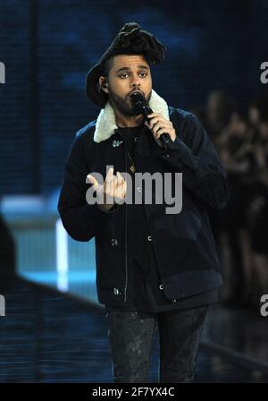 Il Weeknd sulla pista durante il Victoria's Secret Fashion Show 2015, tenuto alla Lexington Avenue Armory, martedì 10 novembre 2015 a New York City. Foto di Jennifer Graylock-Graylock.com 917-519-7666 Foto Stock