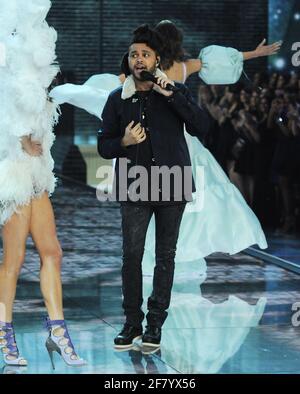 Il Weeknd sulla pista durante il Victoria's Secret Fashion Show 2015, tenuto alla Lexington Avenue Armory, martedì 10 novembre 2015 a New York City. Foto di Jennifer Graylock-Graylock.com 917-519-7666 Foto Stock