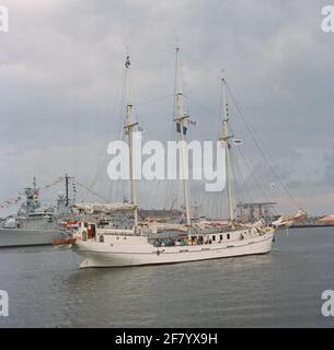 National Fleet Days and Celebration 200 anni a Port City. La scarpa Driemast Gaffel minerva navigò lungo navi da guerra ormeggiate. I.v.m. La celebrazione Den Helder 200 anni città portuale giocato la flotta nazionale giorni fuori dal terreno marina. Foto Stock