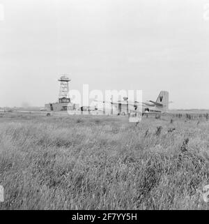 Il servizio di volo e i malati della Piazza Marina Valkenburg (MVKV) tengono un esercizio congiunto di OSR. OSRD è l'acronimo di Investigation and Rescue Service; la Royal Netherlands Air Force (KLU) nota con il nome SAR (Search and Rescue). Un Grumman S-2A Tracker, un aereo di volo pattuglia/sottomarino in cabina, che va alla pista con la torre di controllo del MVKV sullo sfondo. Foto Stock