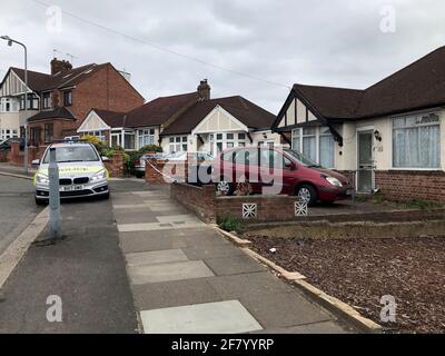 Il cordone di polizia fuori da un bungalow sui Rushden Gardens a Ilford, a est di Londra, dove una signora anziana è stata trovata morta in una vasca da bagno il venerdì. Un uomo di 54 anni è stato arrestato per sospetto di omicidio. Data immagine: Sabato 10 aprile 2021. Foto Stock