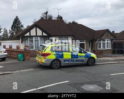 Il cordone di polizia fuori da un bungalow sui Rushden Gardens a Ilford, a est di Londra, dove una signora anziana è stata trovata morta in una vasca da bagno il venerdì. Un uomo di 54 anni è stato arrestato per sospetto di omicidio. Data immagine: Sabato 10 aprile 2021. Foto Stock