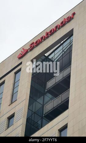 Il logo Santander sull'edificio a Varsavia. Logo del marchio del gruppo di servizi bancari e finanziari dell'istituto di credito tedesco sull'edificio situato a Varsavia, Polonia Foto Stock