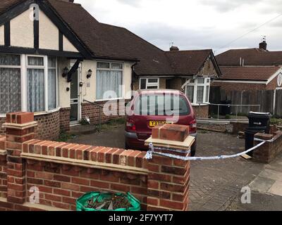 Il cordone di polizia fuori da un bungalow sui Rushden Gardens a Ilford, a est di Londra, dove una signora anziana è stata trovata morta in una vasca da bagno il venerdì. Un uomo di 54 anni è stato arrestato per sospetto di omicidio. Data immagine: Sabato 10 aprile 2021. Foto Stock