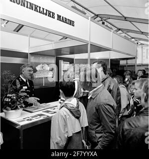 Giorni della flotta 1989 a Den Helder. Molto interessato a vari stand con materiale informativo e informativo. Foto Stock