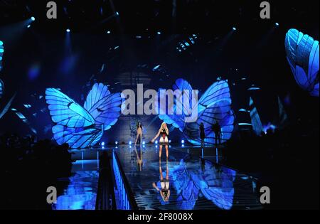 Ellie Goulding sulla pista durante il Victoria's Secret Fashion Show 2015, tenuto alla Lexington Avenue Armory, Martedì 10 novembre 2015 a New York City. Foto di Jennifer Graylock-Graylock.com 917-519-7666 Foto Stock