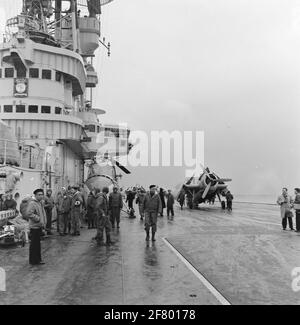 Aereo parcheggiato (a destra il tbm-3s2 vendicatore aereo sommergibile grumman con ali ripiegate e registrazione 12 (1954-1959) e collega un elicottero Sikorsky Hoaten-3 (UH-19F) Air Sea Rescue, 1953-1963) del servizio di trasporto aereo marino (MLD) su Flight Camp Trip Air Deck HR.MS Karel Doorman (R 81, EX-VENERABILE) nel 1958. Foto Stock