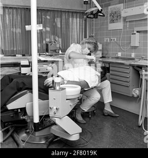 Un dentista della malattia centrale (CZB) nella caserma marina Willemsoord (MKWD) in Den Helder esamina i denti di un paziente (luglio 1989). Foto Stock