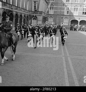 All'apertura di una conferenza NATO, la guardia onoraria sarà formata dai Marines Korps sul Binnenhof all'Aia. Arrivo della Cappella Marina della Royal Netherlands Marine (Markap). Foto Stock