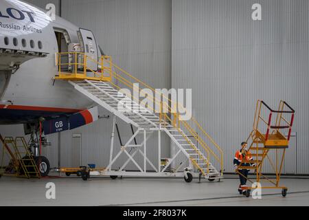 Mosca, Russia. 09 aprile 2021. Un dipendente sposta la scala di servizio, durante l'apertura del centro di ingegneria A-Technics all'aeroporto di Mosca-Sheremetyevo. (Foto di Leonid Faerberg/SOPA Images/Sipa USA) Credit: Sipa USA/Alamy Live News Foto Stock