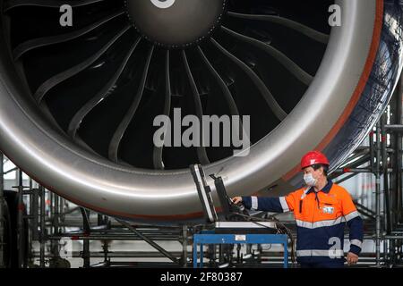 Mosca, Russia. 09 aprile 2021. Un dipendente ispeziona il motore di un aeromobile Boeing-777 durante l'apertura del centro di ingegneria A-Technics all'aeroporto di Mosca-Sheremetyevo. (Foto di Leonid Faerberg/SOPA Images/Sipa USA) Credit: Sipa USA/Alamy Live News Foto Stock