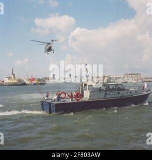 National Fleet Days and Celebration 200 anni a Port City. Brigade Lobith RV 176 pattuglia dal Royal Netherlands Marechaussee da Tolkamer nel nuovo porto navale in una dimostrazione con un elicottero Lynx. Foto Stock