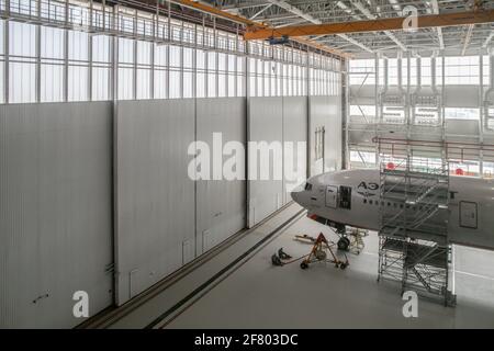 Mosca, Russia. 09 aprile 2021. Aeroflot Russian Airlines Boeing 777-300ER jetliner visto all'interno del nuovo centro di ingegneria A-Technics all'aeroporto di Mosca-Sheremetyevo. Credit: SOPA Images Limited/Alamy Live News Foto Stock