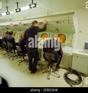 Gli studenti che si trovano dietro l'istruttore zingaro (sistema di elaborazione automatizzata delle informazioni per i sottomarini della classe Walrus) presso la scuola operativa (OPS) di Den Helder nel maggio 1989. Foto Stock