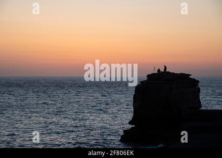 Bella silhouette paesaggio immagine di Pulpit Rock a Portland Weymouth Dorset contro il tramonto vibrante e tranquillo Foto Stock