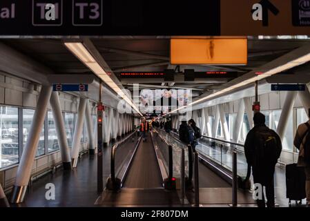 Roma, Italia. Primavera 2020. Passaggio pedonale sopraelevato dalla stazione ferroviaria all'aeroporto di Roma. Viaggiatori nei lunghi passaggi dell'aeroporto italiano. Foto Stock