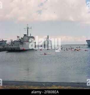 National Fleet Days and Celebration 200 anni a Port City. Canoisti che fanno un viaggio attraverso il nuovo porto navale. Sul ponteggio sinistro HR.MS Mercuur (1987-presente) e HR.MS Pieter Florisz (1983-2001) ormeggiato. Foto Stock