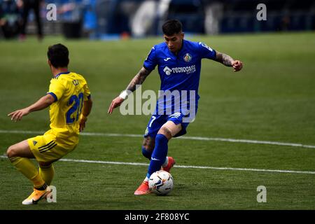 GETAFE, SPAGNA - APRILE 10: Isaac di Cadice CF e Mathias Olivera di Getafe CF durante la Liga Santander match tra Getafe CF e Cadiz CF a Coli Foto Stock