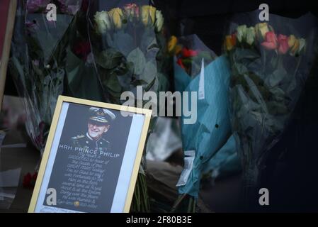 I fiori lasciarono fuori Buckingham Palace, Londra, dopo l'annuncio della morte del Duca di Edimburgo all'età di 99 anni. Data immagine: Sabato 10 aprile 2021. Foto Stock
