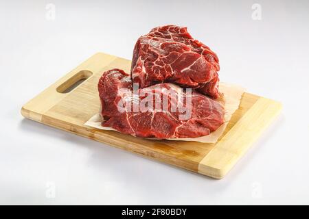 Collo di manzo grezzo isolato sopra bordo Foto Stock