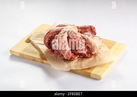 Collo di agnello grezzo su tavola isolato Foto Stock