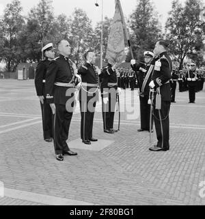 Sull'area di esercizio di ​​the Van Ghentkazerne (VGKAZ) all'Approxis di Rotterdam, un giuramento di tre ufficiali dal corpo dei Mariniers dal comandante del VGHAZ. Un funzionario dei servizi commerciali è un sottoufficiale aggiudicatario (AOO) nominato come ufficiale: In questo caso al primo-tenente dei Mariniers (Eltmarns). Foto Stock